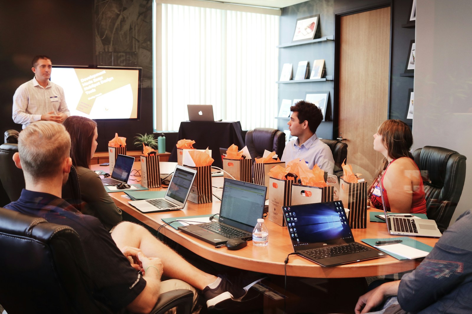 The role of visuals in creating an effective saas landing page